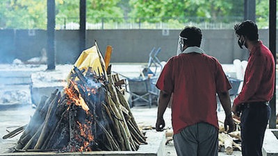 Relatives of a person who died of Covid-19 perform last rites at Sarai Kale Khan crematorium in New Delhi. (HT file photo) Relatives of a person who died of Covid-19 perform last rites at Sarai Kale Khan crematorium in New Delhi. (HT file photo)
