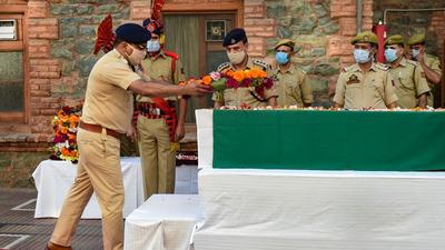 J&K DGP Dilbag Singh pays floral tribute to Arshid Ahmad during wreath laying ceremony at Khanayar in Srinagar on Sunday. (PTI)