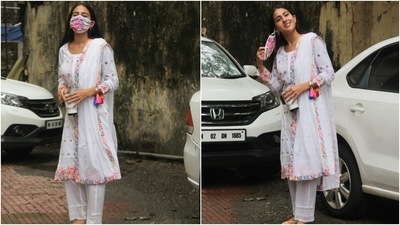 Sara teamed the kurta with straight-fit pants decorated with cut-out lace attached to the hems. Her off-duty ethnic look came together with a zari dupatta adorned with printed borders. (HT Photo/Varinder Chawla)