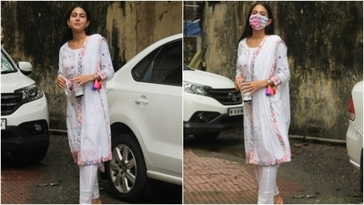 Sara's accessories with the ethnic ensemble featured an unexpected detail. The actor wore silver bangles on her wrist with tassels attached to them. She also chose star-shaped gold earrings. (HT Photo/Varinder Chawla)