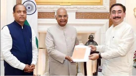 Himachal Pradesh chief minister Jai Ram Thakur (left) and assembly Speaker Vipin Singh Parmar inviting President Ram Nath Kovind (centre) to address at the Himachal Pradesh assembly as a part of the state’s golden jubilee celebrations, in New Delhi on September 9. (ANI Photo)