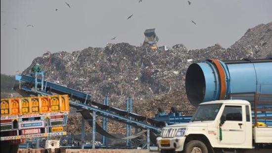 The Union minister said the government will launch the Swachh Bharat Mission 2.0, with an outlay of <span class='webrupee'>₹</span>1.41 lakh crore to focus on sludge management, waste water treatment, source segregation of garbage, and reduction in single-use plastics and controlling air pollution by managing construction and demolition waste, and bio-remediation at dump sites. (Sanchit Khanna/HT Archive)