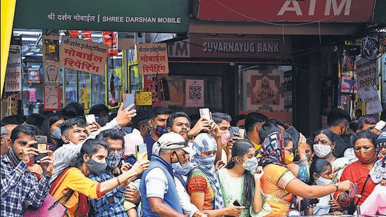 Ignoring Covid safety norms, residents crowd in front of Dagdusheth Halwai Ganpati temple on Shivaji road, Budhawar peth in Pune, on Sunday, for a glimpse of the deity. (KALPESH NUKTE/HT)