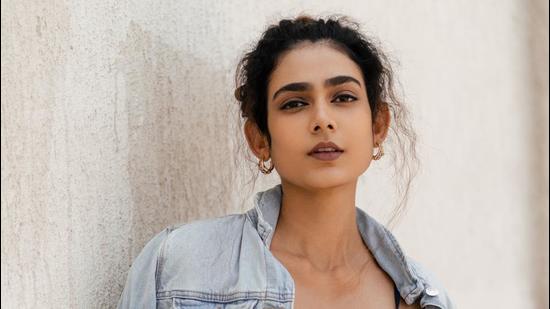 Aakanksha Singh is set to star alongside Amitabh Bachchan and Ajay Devgn