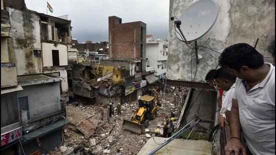 Rescue operations underway at Old Sabzi Mandi area, on Monday (Sanjeev Verma/HT) Rescue operations underway at Old Sabzi Mandi area, on Monday (Sanjeev Verma/HT)