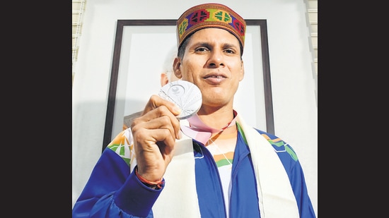 Silver medalist Devendra Jhajharia poses with his medal during a felicitation ceremony for the winners of Tokyo Paralympics 2020 at Shastri Bhawan, Delhi. (Photo : ANI/Ishant Kumar)