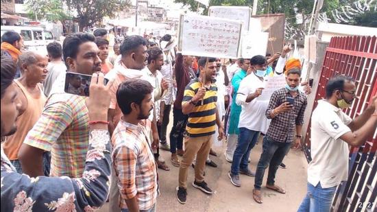 Local residents protested outside the Piro police station in Bihar’s Bhojpur district in the case of custodial death of a woman. (HT Photo)