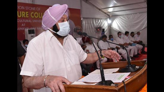 Punjab chief minister Capt Amarinder Singh addressing a gathering after laying the foundation stone of the first college of Punjab Agricultural University (PAU) at Ballowal village in Shaheed Bhagat Singh Nagar district. (HT Photo)