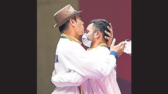 Manish Narwal and Singhraj Adhana celebrate after winning medals for their nation. (Photo : Reuteurs / Lisi Niesner)