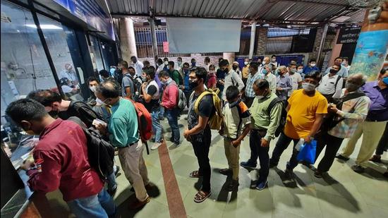 The maximum number of season railway tickets for travelling by Mumbai locals were issued at Dombivli and Borivli railway stations. (HT FILE) The maximum number of season railway tickets for travelling by Mumbai locals were issued at Dombivli and Borivli railway stations. (HT FILE)