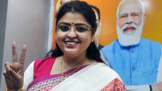 BJP's Priyanka Tibrewal flashes the victory sign after the announcement of her name as the party candidate for Bhawanipore Assembly constituency at the state BJP headquarters in Kolkata. (PTI PHOTO.)(HT_PRINT)