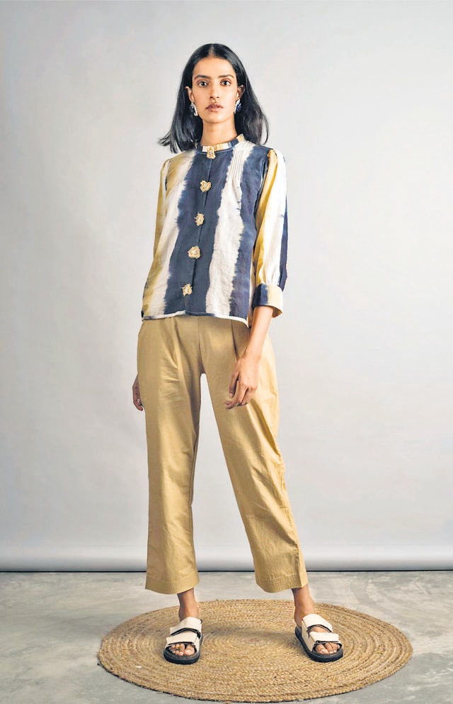 Striped tie-dye top and poplin pants is perfect for outings. Striped tie-dye top and poplin pants is perfect for outings.