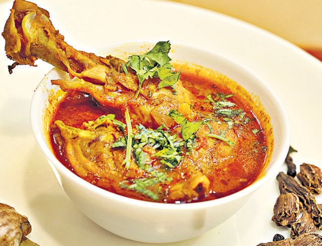 Chicken curry can also be cooked in handi, like mutton champaran. (Photo: Manoj Verma/HT) Chicken curry can also be cooked in handi, like mutton champaran. (Photo: Manoj Verma/HT)