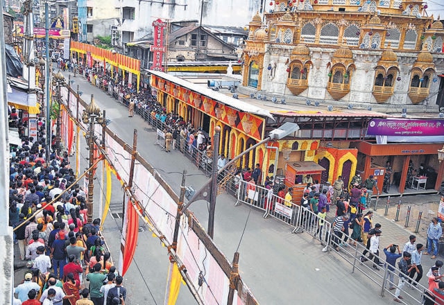 No social distancing was possible as devotees queued up outside the Dagdusheth Halwai Ganpati temple on Shivaji road on Sunday. Despite mandal authorities urging online darshan huge crowds showed up. (KALPESH NUKTE/HT) No social distancing was possible as devotees queued up outside the Dagdusheth Halwai Ganpati temple on Shivaji road on Sunday. Despite mandal authorities urging online darshan huge crowds showed up. (KALPESH NUKTE/HT)