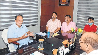 Mayor Balkar Sandhu with members of the Municipal Employees’ Sangharsh Committee at MC Zone-D office in Ludhiana on Tuesday. (HT Photo) Mayor Balkar Sandhu with members of the Municipal Employees’ Sangharsh Committee at MC Zone-D office in Ludhiana on Tuesday. (HT Photo)