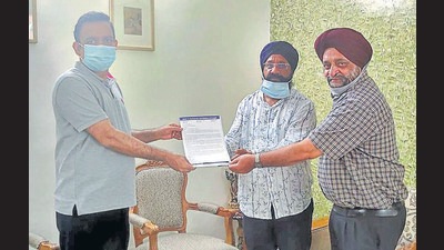 Members of the Hotel and Restaurant Association of Punjab handing over a memorandum to financial commissioner (taxation) A Venu Prasad on Tuesday. (HT Photo)