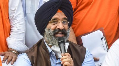 New Delhi: Shiromani Akali Dal (SAD) President Sukhbir Singh Badal with party leader Manjinder Singh Sirsa and others, during a press conference on the victory of SAD in DSGMC elections, in New Delhi, Wednesday, Aug 25, 2021. (PTI Photo/Arun Sharma)(PTI08_25_2021_000162A) (PTI)