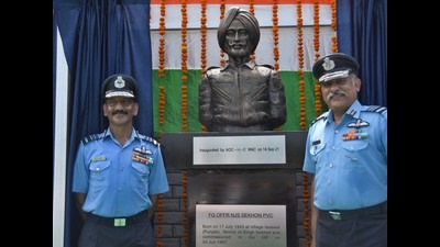 Air Marshal BR Krishna (left), Air Officer Commanding-in-Chief, Western Air Command, unveiled the bust of late Flying Officer Nirmaljit Singh Sekhon, the only IAF officer till date to be honoured with Param Vir Chakra, nation’s highest gallantry award. (HT Photo)