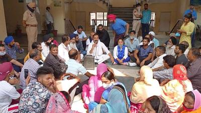 Residents of ward number 28 protesting outside the MC’s Zone-B office on Tuesday. (HT photo) Residents of ward number 28 protesting outside the MC’s Zone-B office on Tuesday. (HT photo)
