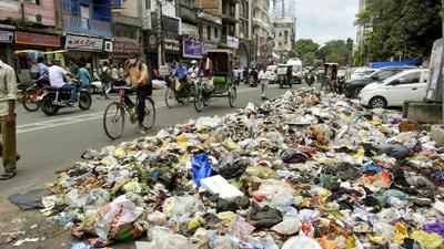 Garbage piled up near PMCH on Ashok Raj Path. (HT FIle)