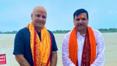 Manish Sisodia and Sanjay Singh in Ayodhya (twitter.com/msisodia)