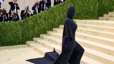 Met Gala 2021: Kim Kardashian's complete undercover Balenciaga look has a Kanye West connect (AFP) Met Gala 2021: Kim Kardashian's complete undercover Balenciaga look has a Kanye West connect (AFP)