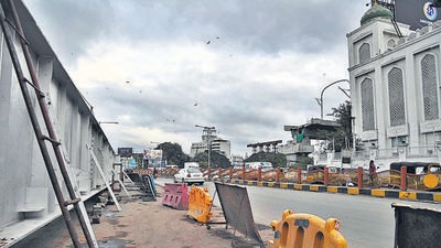 Maha-Metro girder work on Ladi pul (bridge) in Deccan has been halted after objections were raised. (HT) Maha-Metro girder work on Ladi pul (bridge) in Deccan has been halted after objections were raised. (HT)