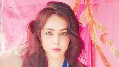 Actor Nikita Rawal was robbed off over  ₹7 Lakh after being held at gunpoint
