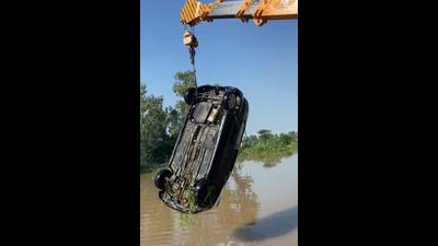 Police fished out the doctor’s car from the Ludhiana canal. (HT Photo)