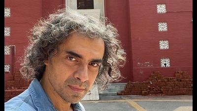 Bollywood filmmaker Imtiaz Ali recently visited his alma mater, Hindu College in DU’s North Campus. (Photo: Instagram) Bollywood filmmaker Imtiaz Ali recently visited his alma mater, Hindu College in DU’s North Campus. (Photo: Instagram)