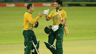 Quinton de Kock (L) and Reeza Hendricks celebrate South Africa's win. (Getty) Quinton de Kock (L) and Reeza Hendricks celebrate South Africa's win. (Getty)