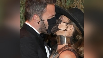 Jennifer Lopez and Ben Affleck shared a kiss at the Met Gala 2021 but not without their masks. (Instagram/jlo.outfits) Jennifer Lopez and Ben Affleck shared a kiss at the Met Gala 2021 but not without their masks. (Instagram/jlo.outfits)