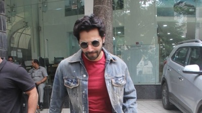 Varun Dhawan seen in Khar. Varun Dhawan seen in Khar.