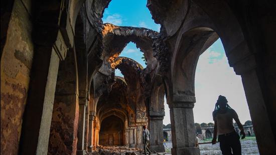 A view of the damaged Begumpur mosque complex at Malviya Nagar in New Delhi (Amal K S/HT Photo)