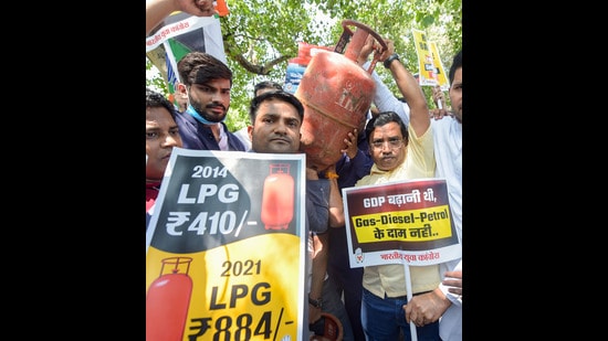 Members of Indian Youth Congress protest against rise in prices of essential commodities including cooking gas, in New Delhi (PTI) Members of Indian Youth Congress protest against rise in prices of essential commodities including cooking gas, in New Delhi (PTI)