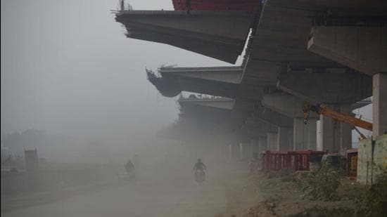 Dust pollution during winter leads to a spike in particulate matter, which causes respiratory issues when inhaled. (HT Archive) Dust pollution during winter leads to a spike in particulate matter, which causes respiratory issues when inhaled. (HT Archive)