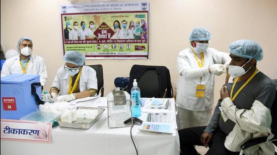 A medic gives a dose of Covid vaccine to a health worker in Patna, Bihar, earlier in January this year. (HT archive)