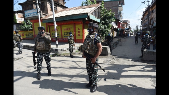 Paramilitary soldiers stand guard at the site of a militant attack in Khanyar area of Srinagar, Jammu and Kashmir (Waseem Andrabi/HT) Paramilitary soldiers stand guard at the site of a militant attack in Khanyar area of Srinagar, Jammu and Kashmir (Waseem Andrabi/HT)
