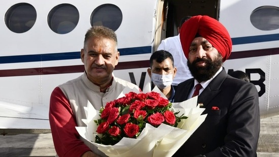 Uttarakhand minister of soldier welfare Ganesh Joshi (L) welcomes the newly-appointed governor of the state, Lieutenant-General Gurmit Singh (retd), at the Jollygrant airport in Dehradun.&nbsp;(File Photo / ANI)