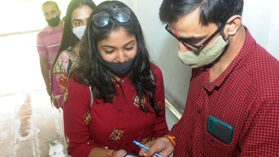 The Panjab University opened on September 14 after 1.5 years. In the first phase of its reopening, the college has welcomed final year Post Graduate students from Physics, Chemistry, UIPS and Dental College departments.&nbsp;(HT Photo/Ravi Kumar)