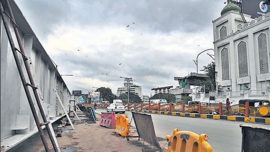 Maha-Metro girder work on Ladi pul (bridge) in Deccan has been halted after objections were raised. (HT)