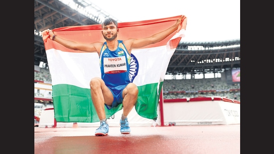 Praveen Kumar celebrates winning the silver medal after competing in the Men's High Jump - T64 finals in the Tokyo 2020 Paralympic Games. (Photo : Getty Images / Buda Mendes) Praveen Kumar celebrates winning the silver medal after competing in the Men's High Jump - T64 finals in the Tokyo 2020 Paralympic Games. (Photo : Getty Images / Buda Mendes)