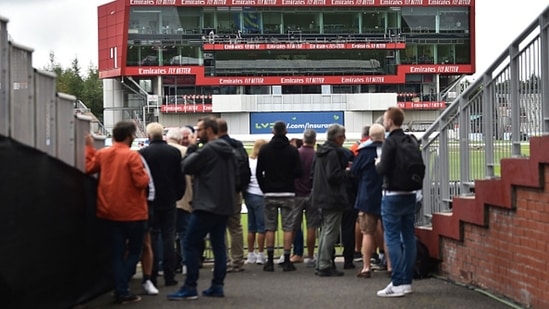 Fans look on as the 5th Test between India and England in Manchester is cancelled.&nbsp;(Getty)