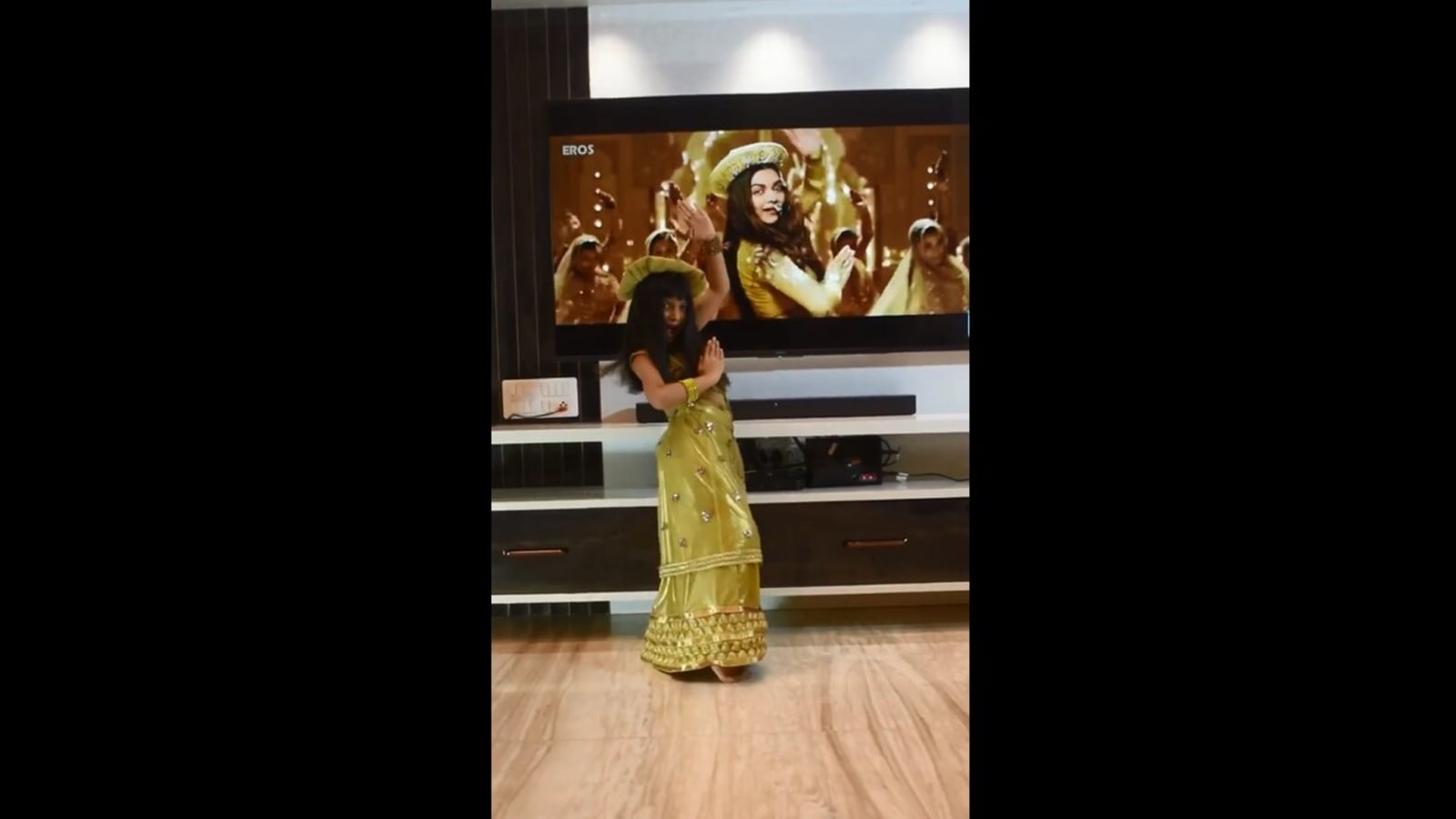 Girl dances to Deepika Padukone’s Deewani Mastani, her moves wow people