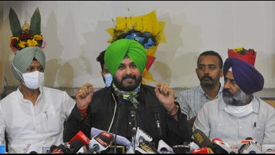 Punjab Congress chief Navjot Singh Sidhu addressing a press conference in Chandigarh on Wednesday. The four working presidents of the state unit and its general secretary Pargat Singh (right) also attended the meet. (Keshav Singh/HT) Punjab Congress chief Navjot Singh Sidhu addressing a press conference in Chandigarh on Wednesday. The four working presidents of the state unit and its general secretary Pargat Singh (right) also attended the meet. (Keshav Singh/HT)