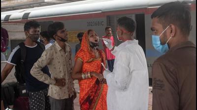 A healthcare worker collects swab sample for Covid-19 test of passengers at Dadar station in Mumbai. Maharashtra on Wednesday recorded 3,783 new cases along with 56 deaths (Pratik Chorge/HT PHOTO) A healthcare worker collects swab sample for Covid-19 test of passengers at Dadar station in Mumbai. Maharashtra on Wednesday recorded 3,783 new cases along with 56 deaths (Pratik Chorge/HT PHOTO)