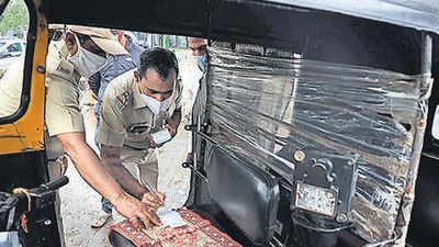 As many as 4,250 autorickshaw drivers have been penalised for not wearing a uniform, while 730 were fined for not carrying a driving licence. (Rahul Raut/HT PHOTO)