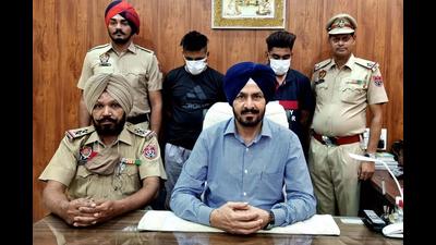 The drug peddlers in the custody of Ludhiana police on Wednesday. (HT Photo)