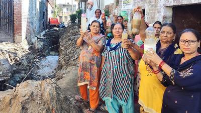 Residents of Amarpuri, Ward Number 31, staging a protest on Wednesday. (HT Photo) Residents of Amarpuri, Ward Number 31, staging a protest on Wednesday. (HT Photo)