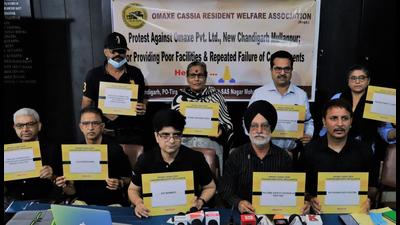 Omaxe Cassia Residents Welfare Association, Mullanpur, on Wednesday alleged the realty firm has failed to provide them the promised facilities. (HT Photo) Omaxe Cassia Residents Welfare Association, Mullanpur, on Wednesday alleged the realty firm has failed to provide them the promised facilities. (HT Photo)